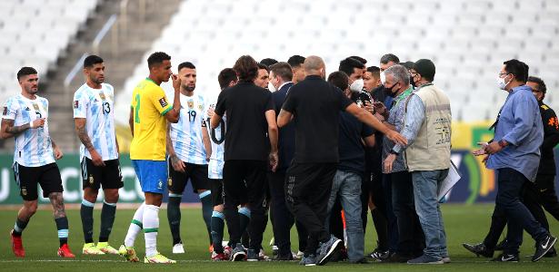 Na imagem, Neymar, Tite e Casemiro conversam com Messi e Scaloni após paralisação (Foto: Alex Silva/Estadão Conteúdo)