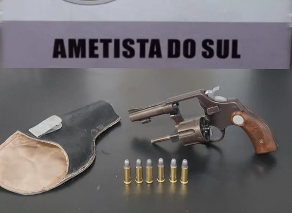  homem, portava um revólver calibre 32, municiado com seis munições intactas. (Foto: Brigada Militar)