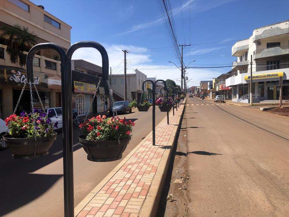 Construção dos novos canteiros centrais abrange toda a Avenida Presidente Vargas (Foto: Diones Roberto Becker)