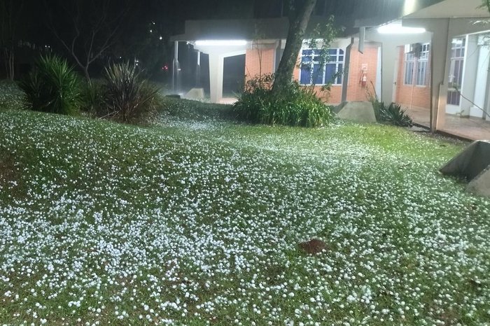 Pedras de gelo registradas no campus da Unijuí na noite desta segunda-feira (Gisele Noll / Arquivo pessoal)