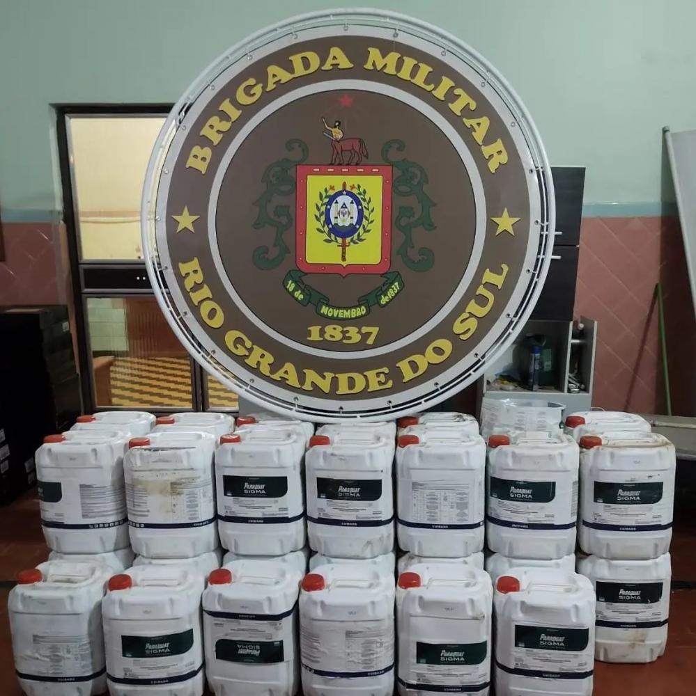 Ao todo, foram apreendidos 34 galões de defensivos agrícolas de origem estrangeira (Foto: Divulgação/BM)