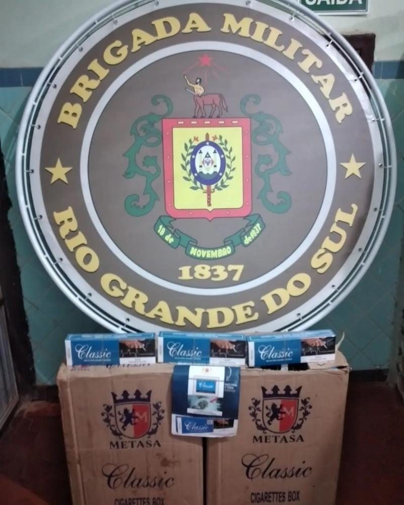 Cigarros contrabandeados estavam em um veículo abordado no bairro Frei Olímpio (Foto: Divulgação/BM)