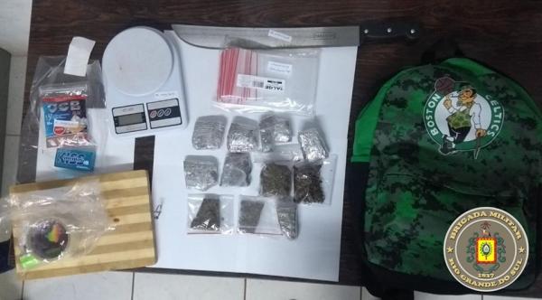 Ação do 37º BPM resultou na apreensão de 537 gramas de maconha, dinheiro e outros objetos (Foto: Divulgação/Brigada Militar)
