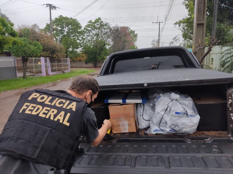 Na propriedade do homem foram encontrados 100 litros de fungicida e 16,1 quilos de herbicida (Foto: Divulgação/PF)
