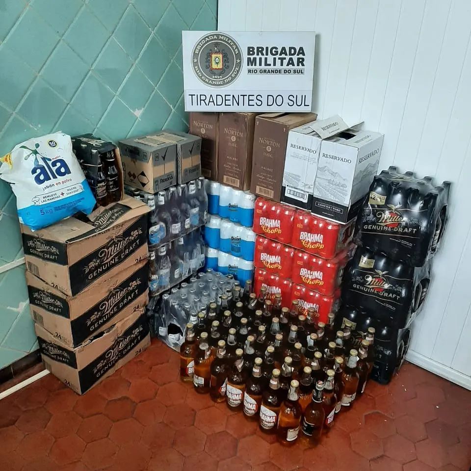 Foram apreendidas bebidas e outras mercadorias (Foto: Divulgação/BM)