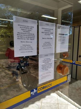 Cartaz está fixado na porta a agência dos Correios em Tenente Portela (Foto: Eduardo Salvadori)
