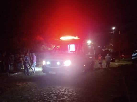 O homem foi ferido por diversos golpes de arma branca no tórax (Foto: Reprodução/Observador Regional)