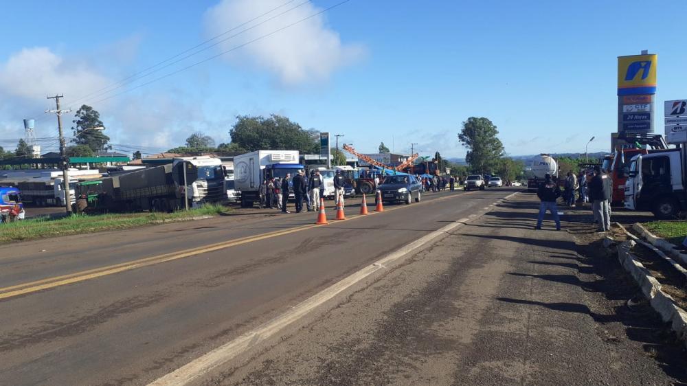 Manifestação foi retomada nas primeiras horas da manhã da quinta-feira (9/9) (Foto: Reprodução/Facebook Rádio Sarandi)