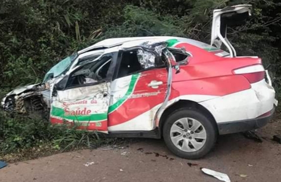 Automóvel e caminhão colidiram as 05h40min desta sexta-feira (17) (Foto: Reprodução/Site Delonice Barbosa)