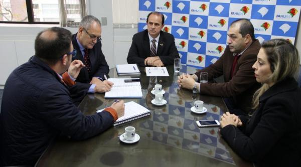 Encontro realizado nesta segunda-feira (Foto: Divulgação/FAMURS)