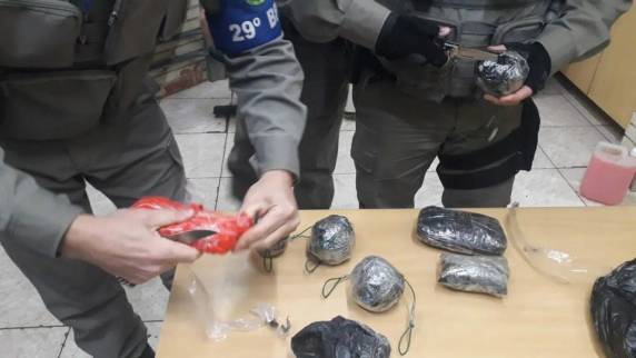 Suspeito de ter arremessado as drogas não foi encontrado (Foto: Brigada Militar)