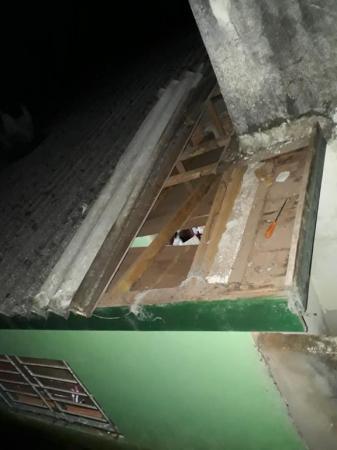 Criminosos adentraram na casa retirando uma peça do telhado e danificando parte do forro (Foto: Reprodução/Observador Regional)