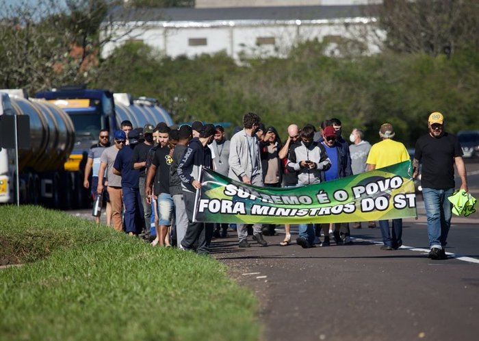 Bloqueio de caminhoneiros em Osório, no Litoral Norte, estampa bandeiras políticas contra o STF (Foto: Jefferson Botega / Agência RBS)