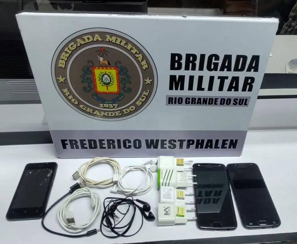 Materiais apreendidos pelos policiais militares (Foto: Divulgação/37º BPM)