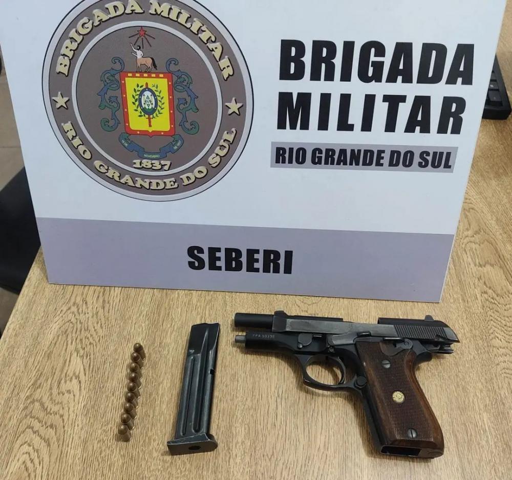 Pistola 762 e munições apreendidas durante abordagem de veículo (Foto: Divulgação/BM)