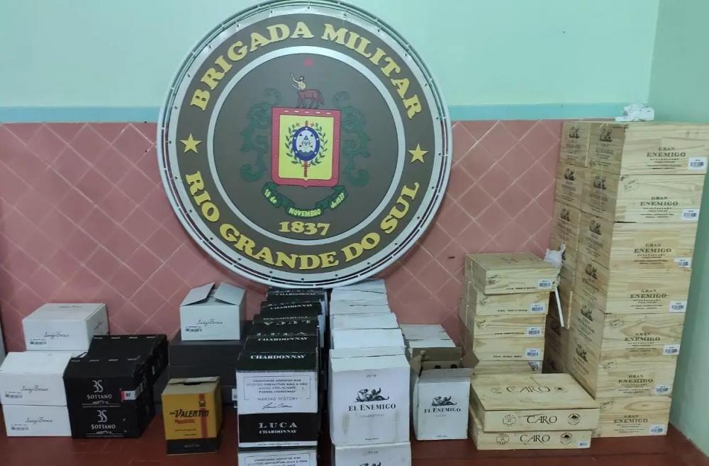 Mercadorias eram transportadas em um veículo abordado na BR 468 (Foto: Divulgação/BM)