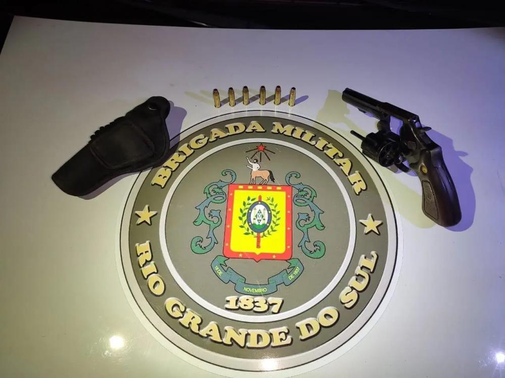 Na ocasião, os policiais militares ainda apreenderam um revólver calibre 38 (Foto: Divulgação/BM)