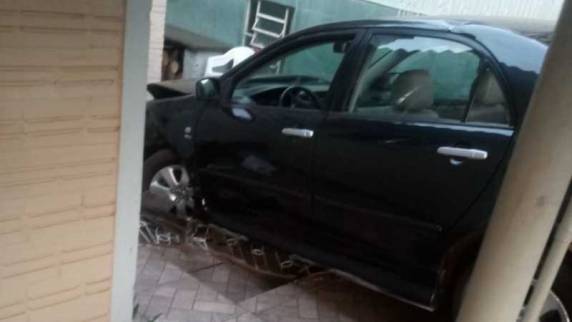 O veículo ficou parcialmente destruído (Foto: Reprodução)