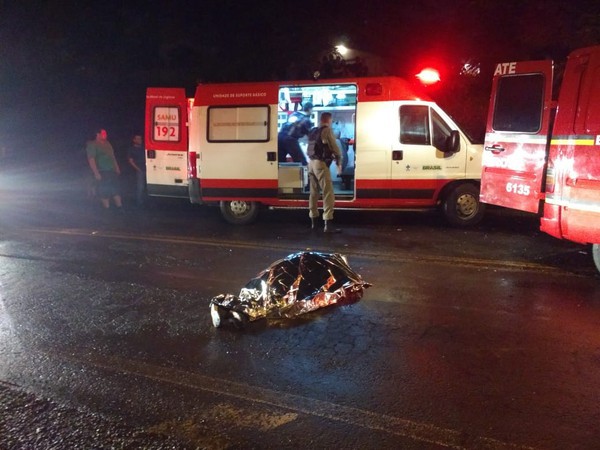 O corpo que estava sob a pista depois de ser atingido por disparos teria sido atingido por um veículo, que após perder o controle ainda colidiu com outro carro (Foto: Angelo Lorini/Luz e Alegria)