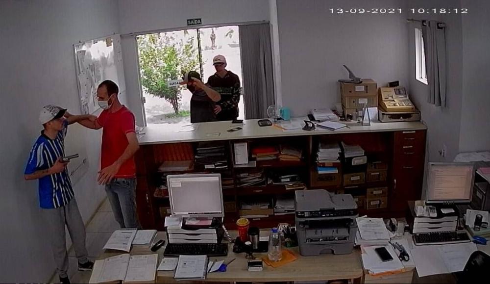 Imagens das câmeras de monitoramento registraram a ação. (Foto: Reprodução/WhatsApp)