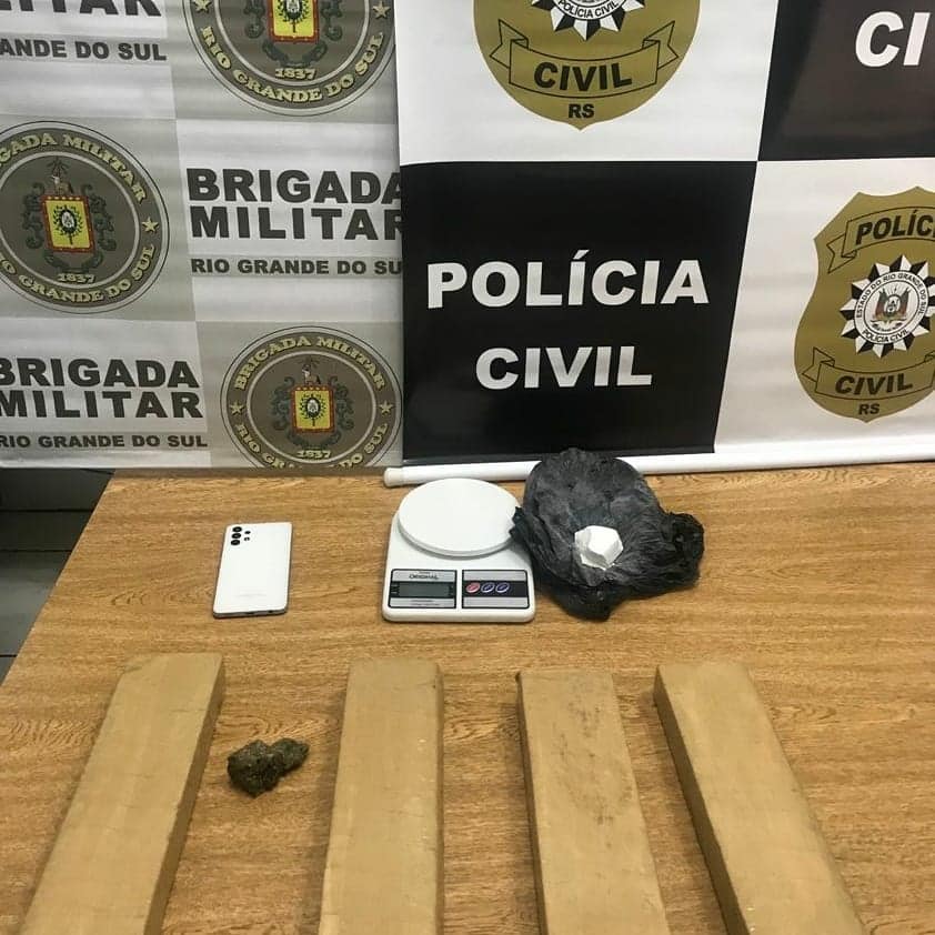 Além dos assaltantes e um acusado de tráfico presos, as forças policiais também apreenderam várias drogas (Foto: Divulgação/PC)