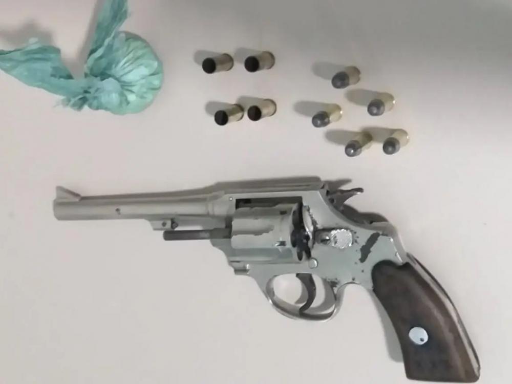 Arma de fogo apreendida pelos policiais militares (Foto: Divulgação/BM)