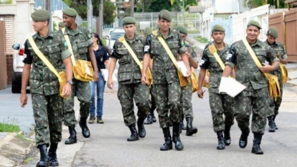 Apesar de não usual, os militares já atuaram nesta tarefa em algumas cidades do país (Foto: Nosso Paraná)
