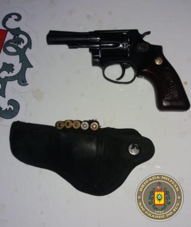 Revólver calibre 38 estava em um automóvel abordado pela Brigada Militar na noite desta sexta-feira (24) (Foto: Divulgação/37º BPM)