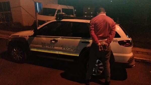 Após ser preso, homem foi conduzido a Delegacia de Polícia (Foto: Divulgação/Brigada Militar)