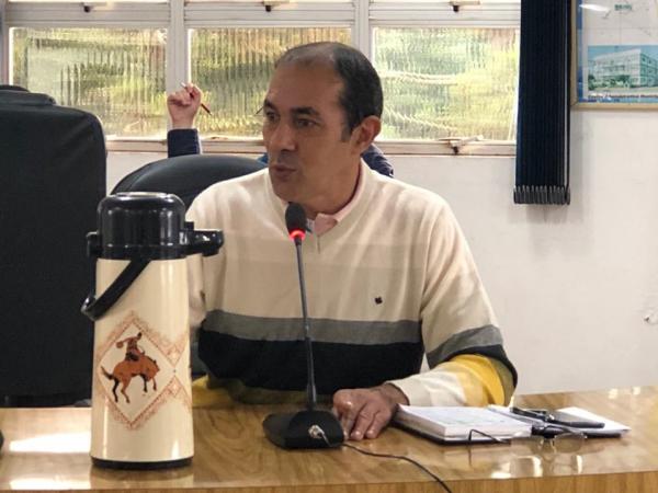 Egmar Lima de Ávila afirmou que o som dos artefatos incomoda crianças, idosos e animais (Foto: Diones Roberto Becker)