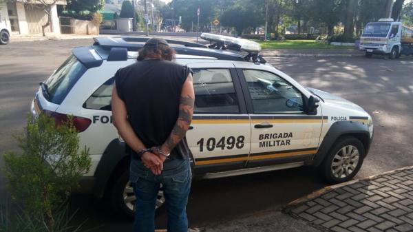 Indivíduo seria encaminhado a Polícia Civil para o registro da ocorrência (Foto: Divulgação/Brigada Militar)