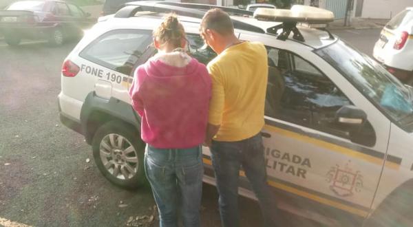 Homem e mulher transitavam em um veículo roubado em Porto Alegre, em fevereiro de 2017 (Foto: Divulgação/Brigada Militar)