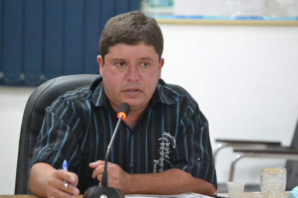 Elson Bueno Martins expôs os problemas da ponte na sessão ordinária do dia 13 de setembro (Foto: Diones Roberto Becker)