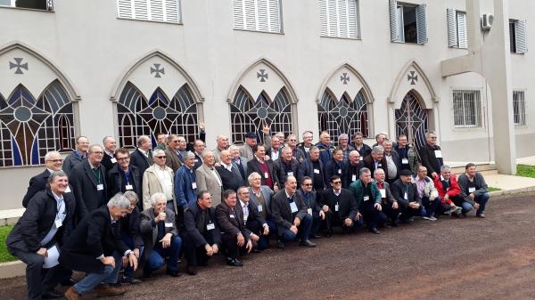 Ex-alunos, agora de cabelos brancos reproduzem foto em frente ao seminário (Foto: Divulgação)