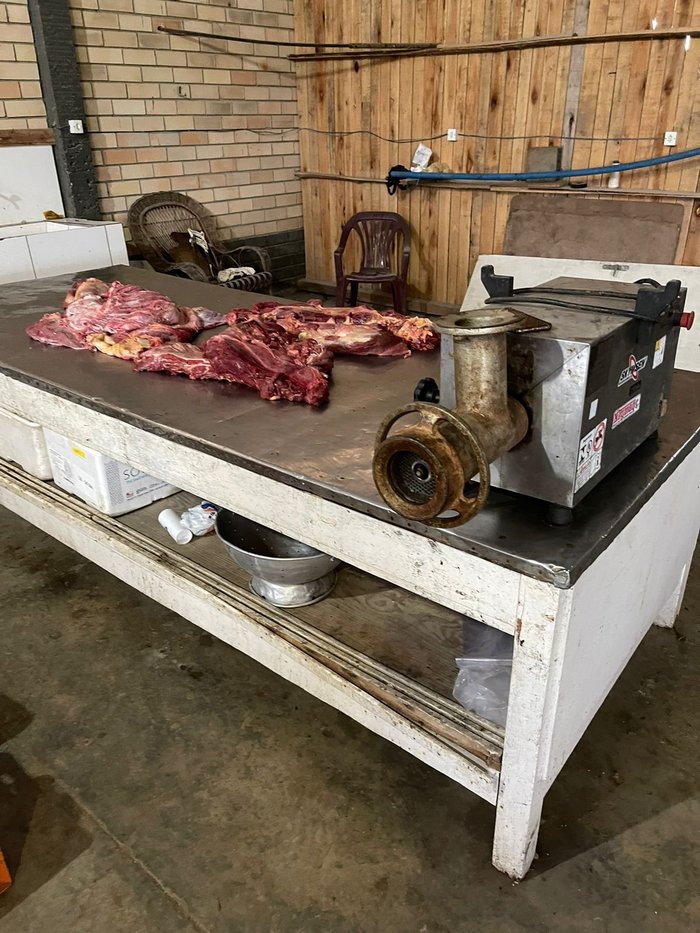 Cerca de 600 quilos de carne ilegal foram apreendidos (Foto: Divulgação/Polícia Civil-SC)