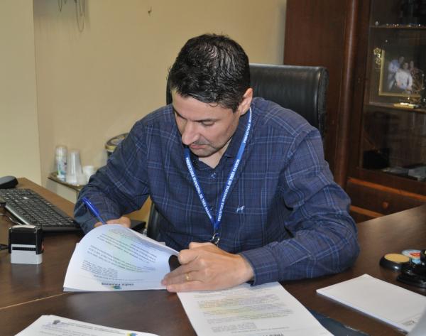 Prefeito José Carlos Amaral sancionou a nova legislação na última terça-feira (28) (Foto: Divulgação/ASCOM Três Passos)