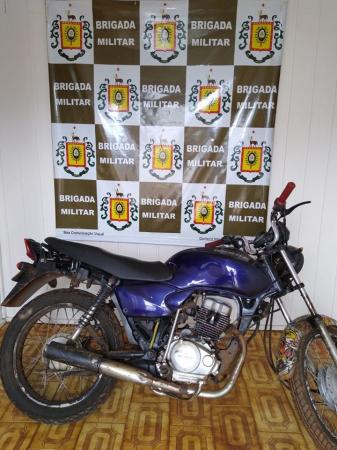 Motocicleta estava em situação de baixada e com placa diversa da original (Foto: Divulgação/Brigada Militar)