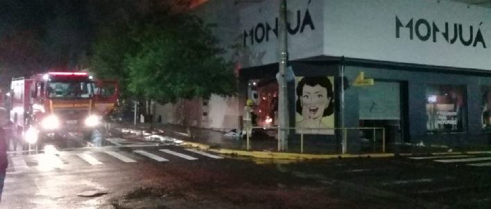 Loja Monjuá está situada na esquina das ruas Ernesto Alves e José Bonifácio (Foto: Reprodução/RPI)