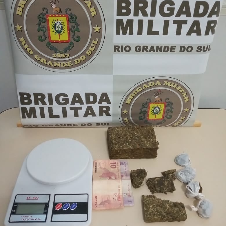 Entorpecente e outros materiais apreendidos (Foto: Divulgação/BM)