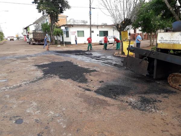Recapeamento ocorre no trajeto entre a estação rodoviária e o trevo da ERS 317, na saída para Miraguaí (Foto: Divulgação/ASCOM Redentora)