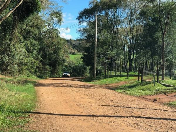 Estrada de terra ligando os dois municípios tem aproximadamente 13 quilômetros (Foto: Diones Roberto Becker)