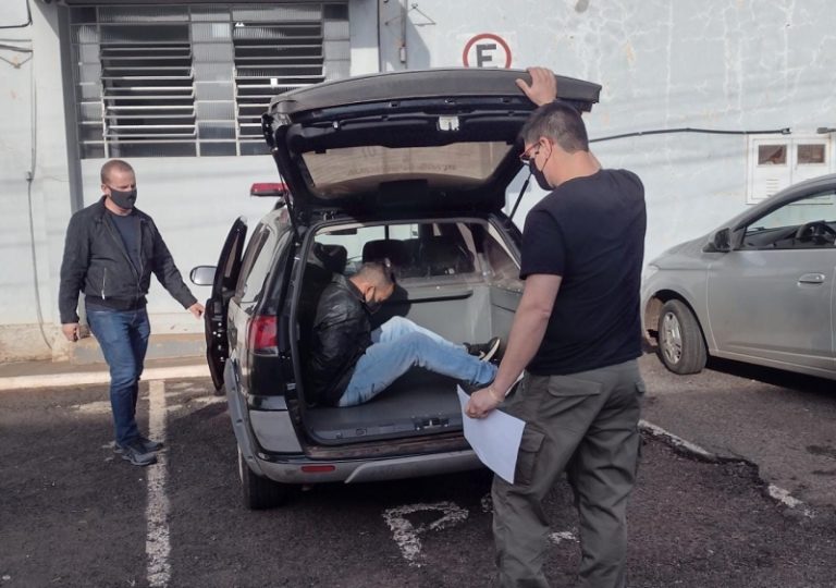 O Autor chegou à 1ª Delegacia de Polícia de Ijuí na tarde desta terça-feira, acompanhado do advogado. (Foto: Leonardo Carlini/Rádio Progresso)