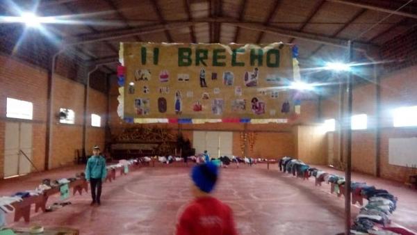 Brechó ocorreu em escola do município (Foto: Divulgação)