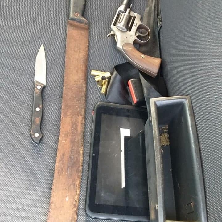 Arma de fogo e outros objetos apreendidos (Foto: Divulgação/PC)
