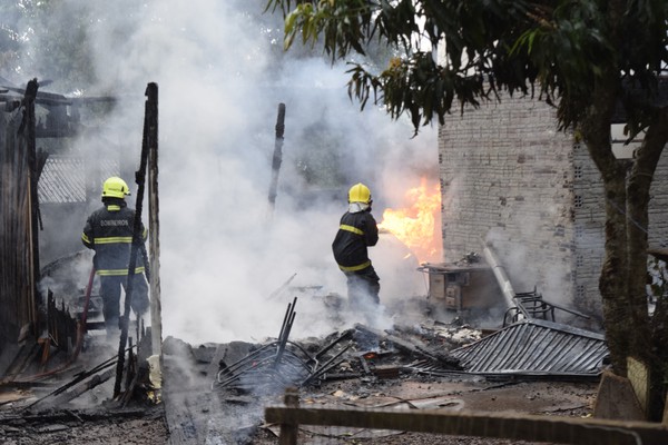 O Sinistro teria iniciado a partir do fogão à lenha na residência mista de 42 m² (Foto: Reprodução/Folha Do Noroeste)
