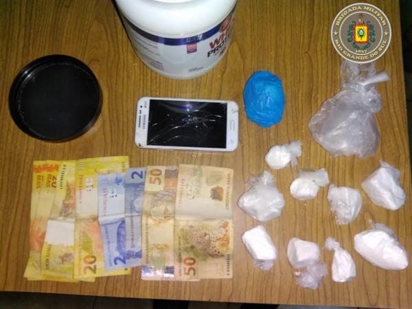 Droga, dinheiro e outros objetos encontrados com o indivíduo (Foto: Divulgação/Brigada Militar)