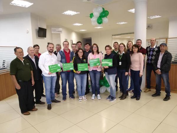 Ato realizado na agência da Sicredi Celeiro em Tenente Portela, na manhã desta segunda-feira (10) (Foto: Eduardo Salvadori)