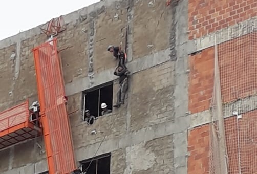 Bombeiros utilizaram técnicas de rapel para socorrer os dois operários (Foto: Reprodução/Caçadores de Notícias)