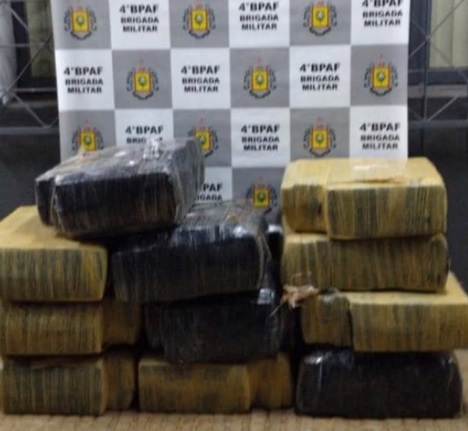 Além da maconha, também foram apreendidos um barco e dois automóveis em situação de furto/roubo (Foto: Divulgação/Brigada Militar)