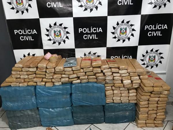 Parte da droga estava em uma VW Saveiro e outra parte escondida em um galpão. (Foto: Divulgação/Polícia Civil)